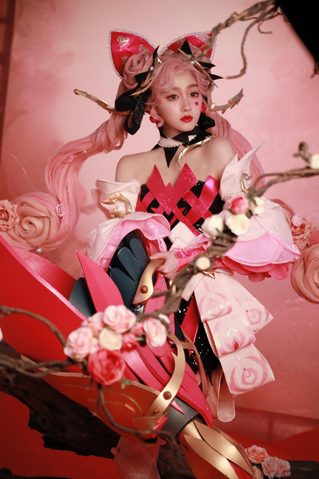 关晓彤COS游戏人物 粉发造型靓丽吸睛