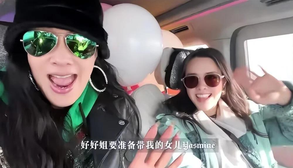 钟丽缇祖孙三代游玩北京,机场送别长女惹泪目