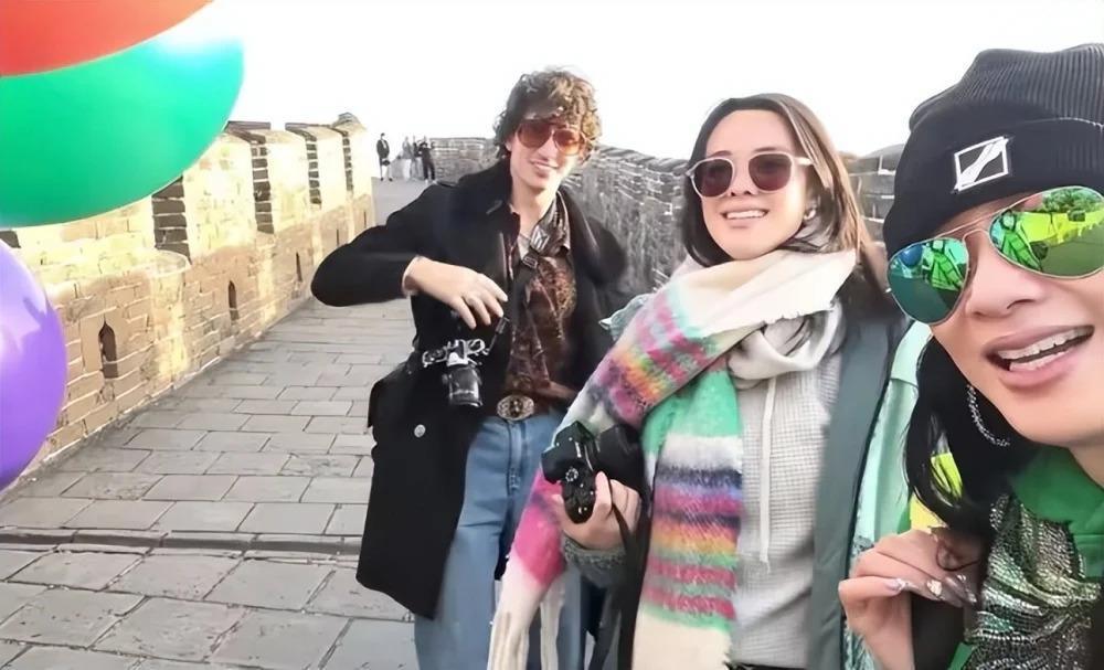 钟丽缇祖孙三代游玩北京,机场送别长女惹泪目