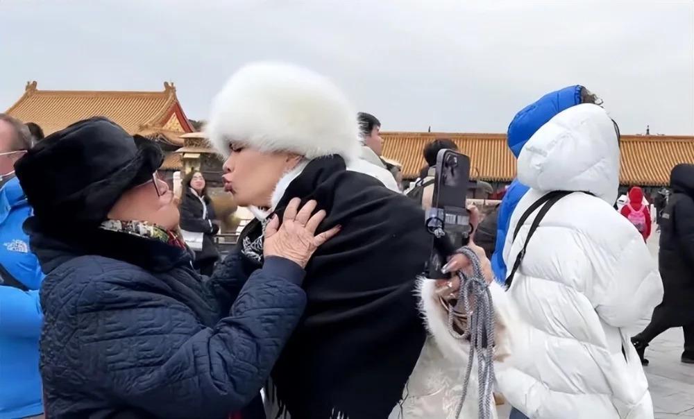 钟丽缇祖孙三代游玩北京,机场送别长女惹泪目