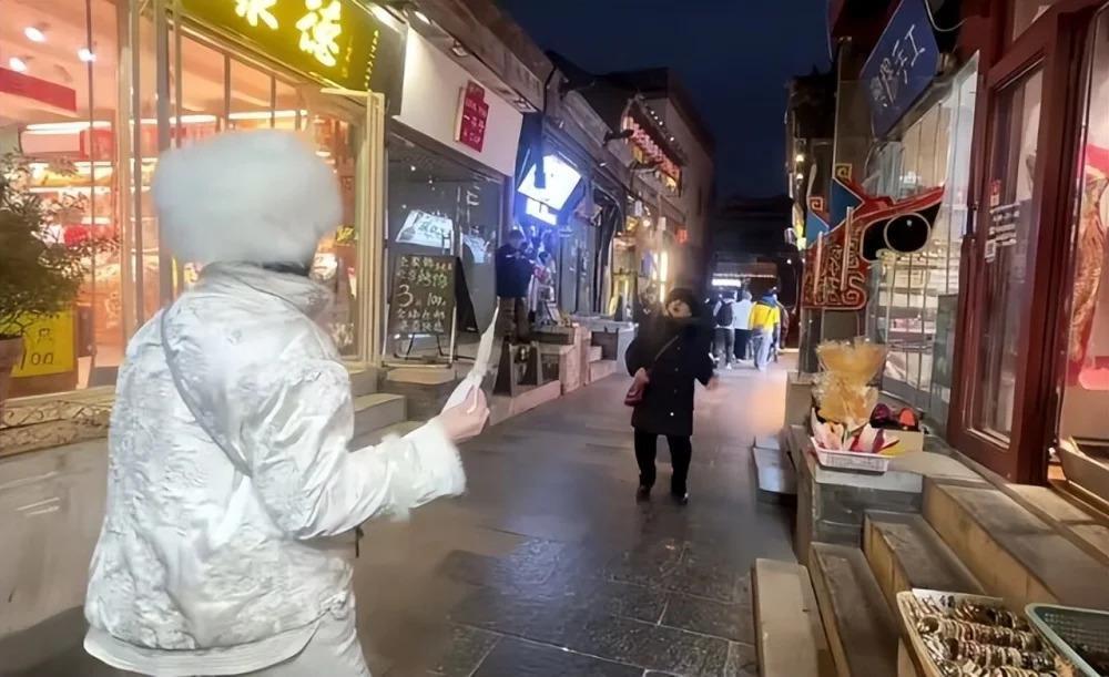 钟丽缇祖孙三代游玩北京,机场送别长女惹泪目