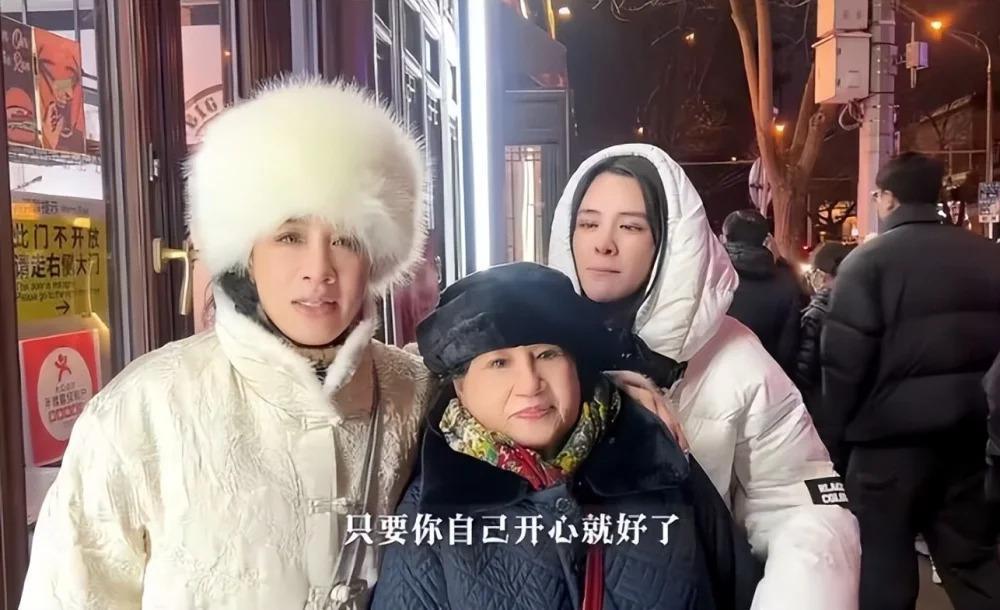 钟丽缇祖孙三代游玩北京,机场送别长女惹泪目