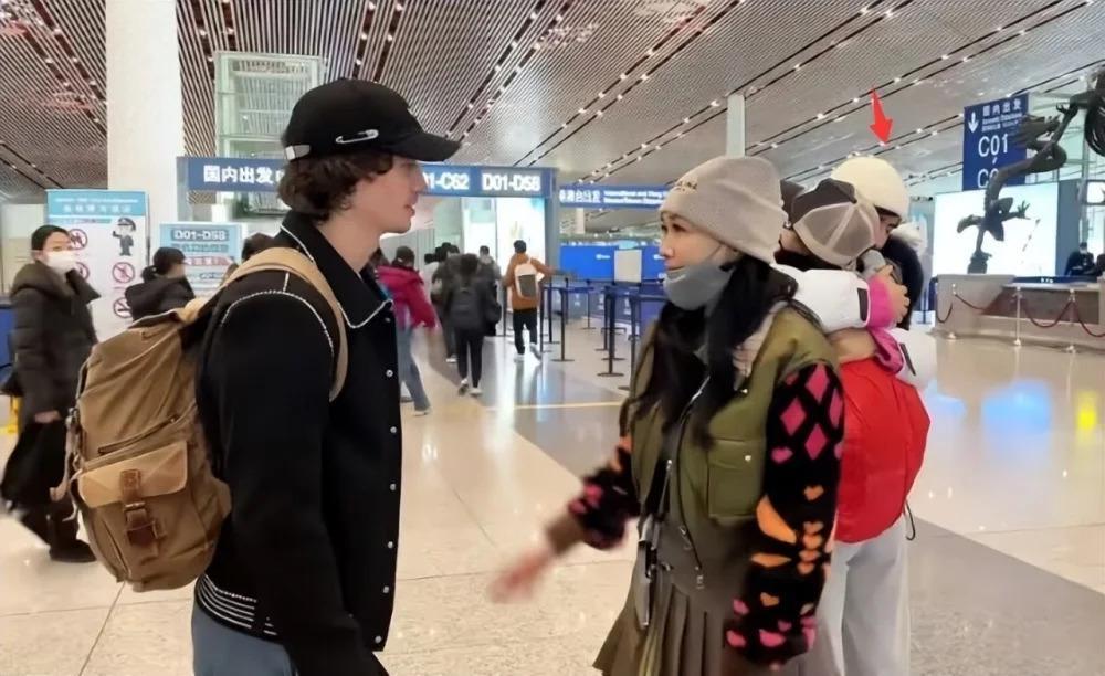 钟丽缇祖孙三代游玩北京,机场送别长女惹泪目