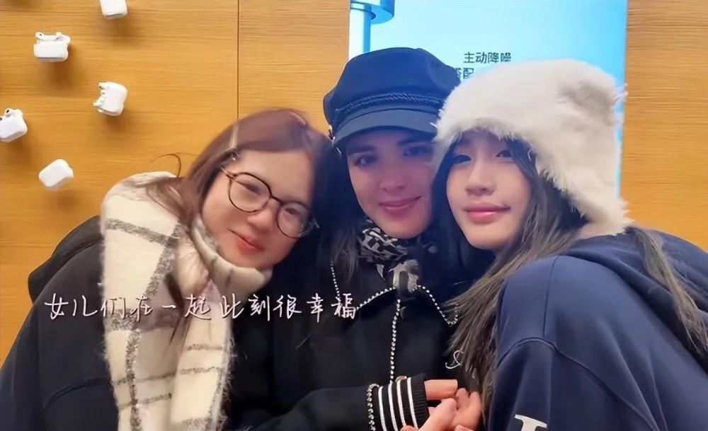 钟丽缇祖孙三代游玩北京,机场送别长女惹泪目