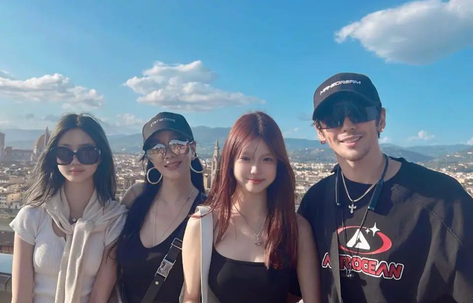 钟丽缇祖孙三代游玩北京,机场送别长女惹泪目