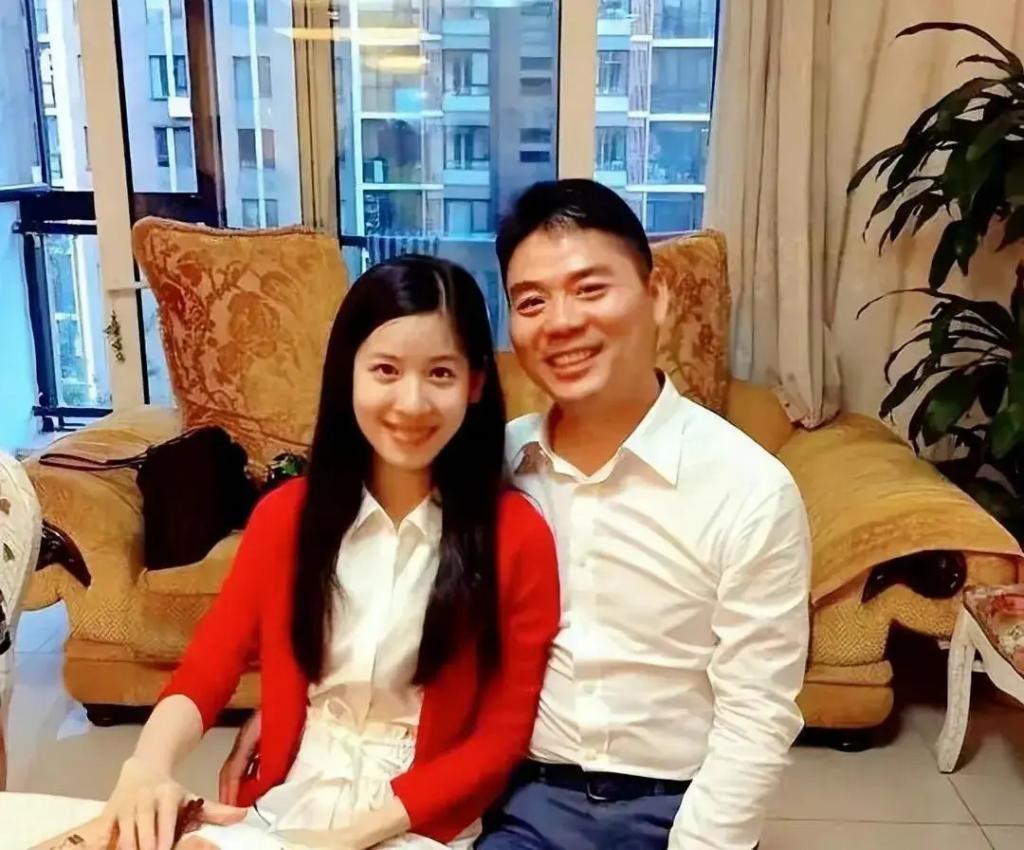 章泽天二胎首曝光，儿女双全移居伦敦，刘强东一人留国内打拼