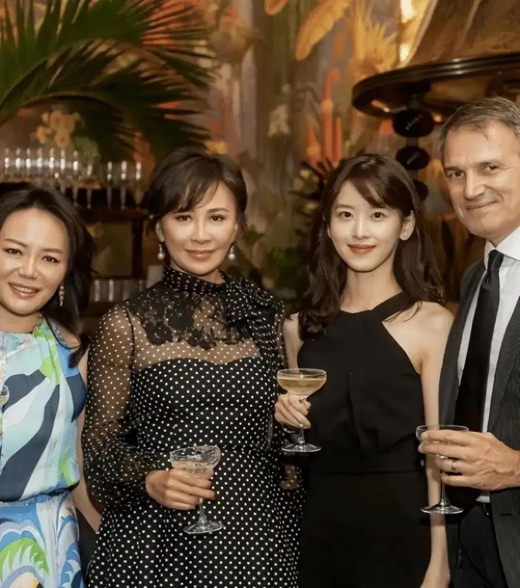 章泽天二胎首曝光，儿女双全移居伦敦，刘强东一人留国内打拼