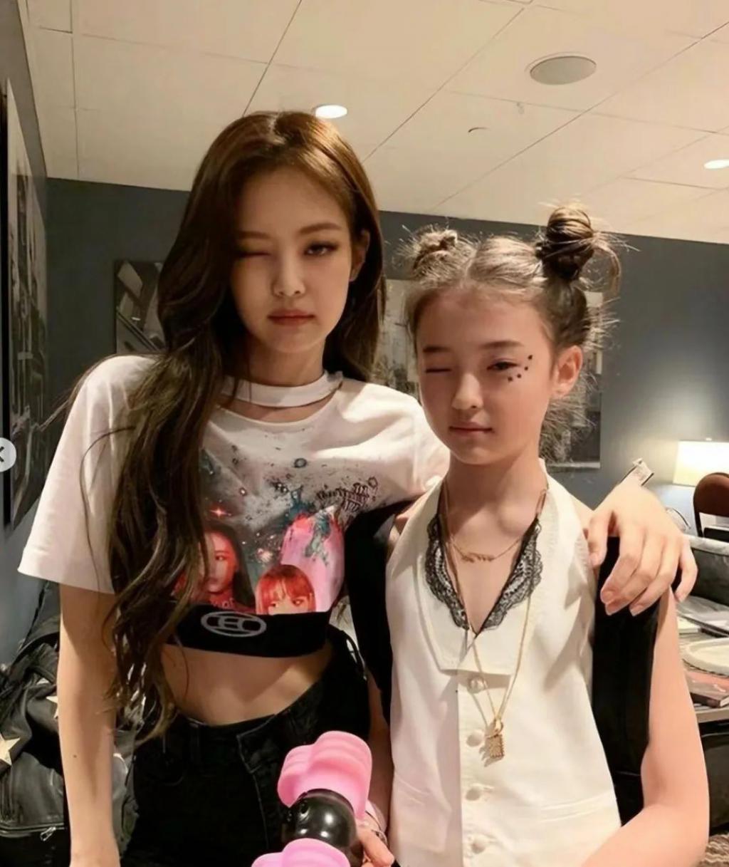 还记得被Jennie搂着的小女孩吗？这叫长残了？
