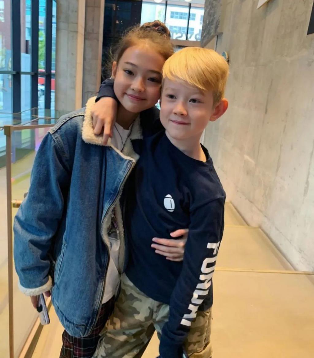 还记得被Jennie搂着的小女孩吗？这叫长残了？