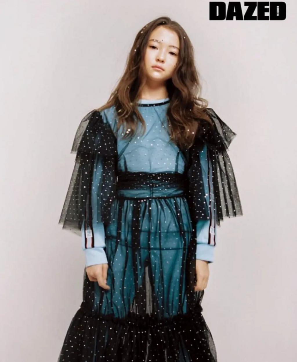 还记得被Jennie搂着的小女孩吗？这叫长残了？