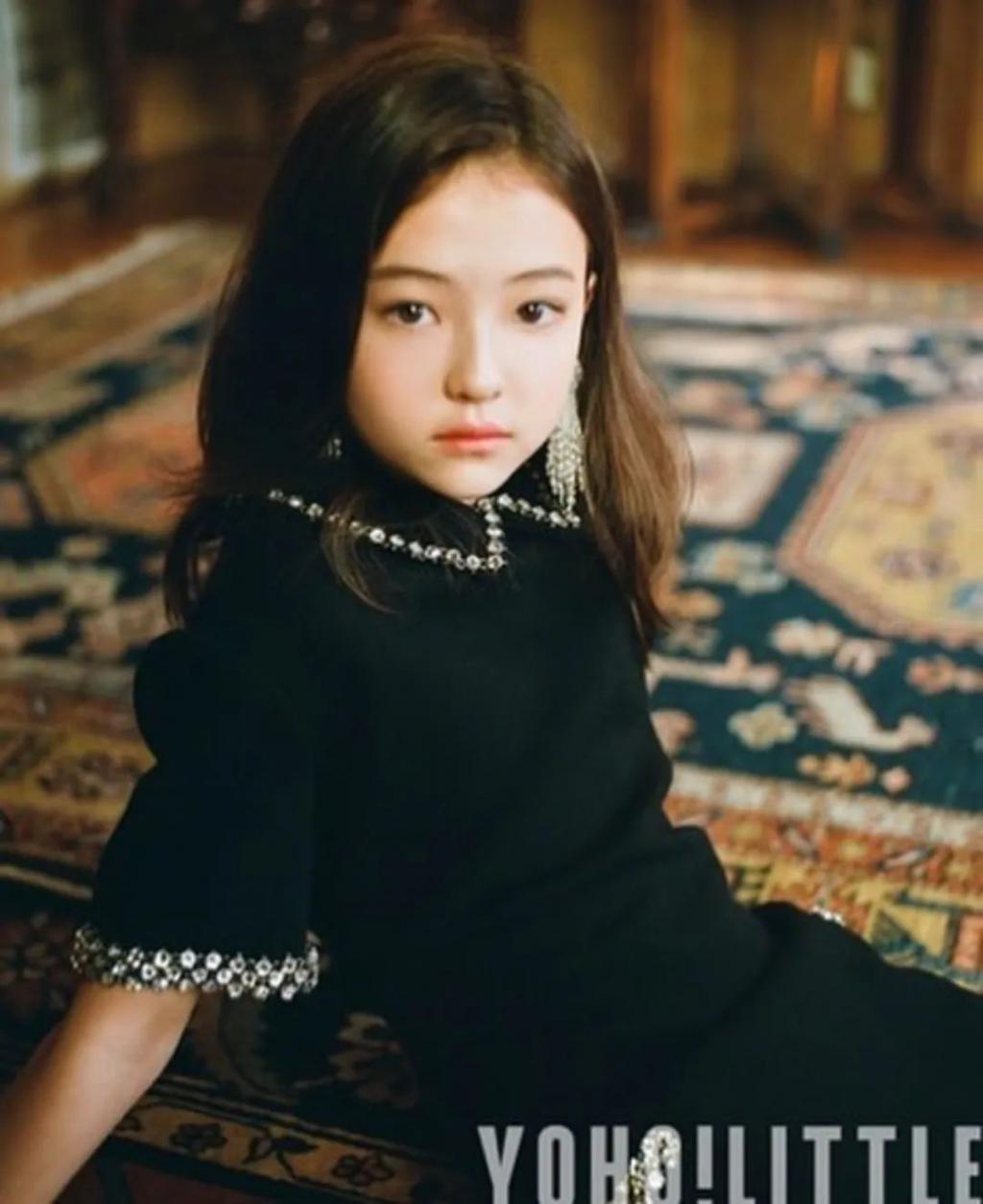 还记得被Jennie搂着的小女孩吗？这叫长残了？