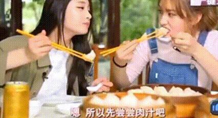 还记得被Jennie搂着的小女孩吗？这叫长残了？