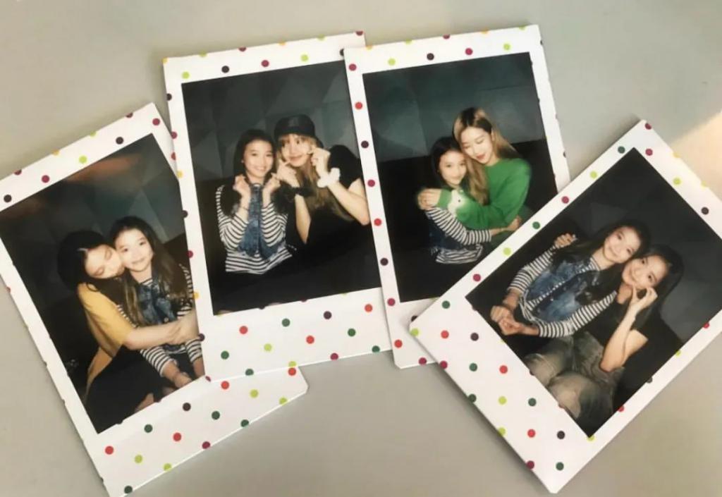 还记得被Jennie搂着的小女孩吗？这叫长残了？