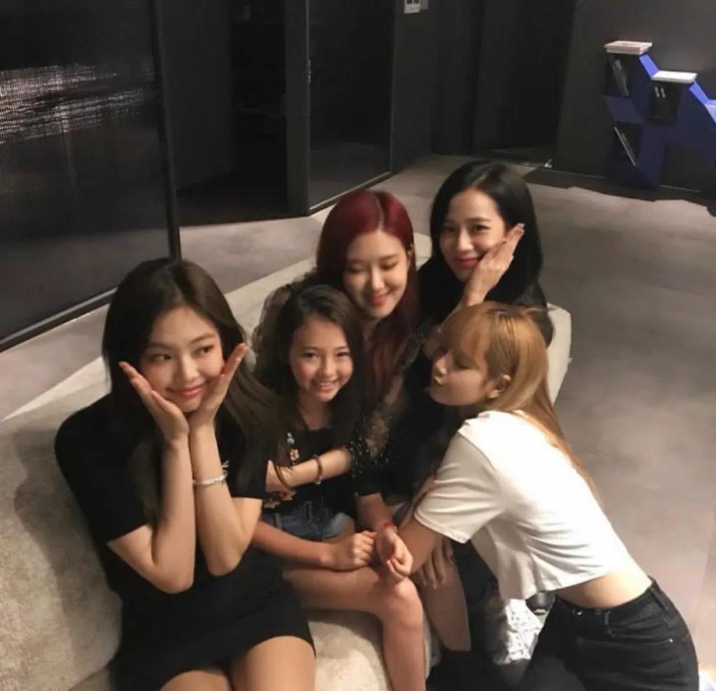 还记得被Jennie搂着的小女孩吗？这叫长残了？