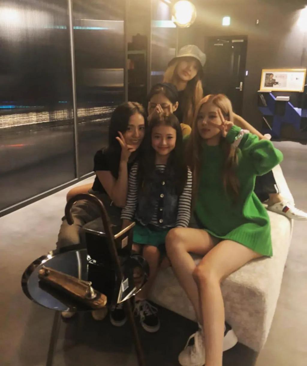 还记得被Jennie搂着的小女孩吗？这叫长残了？