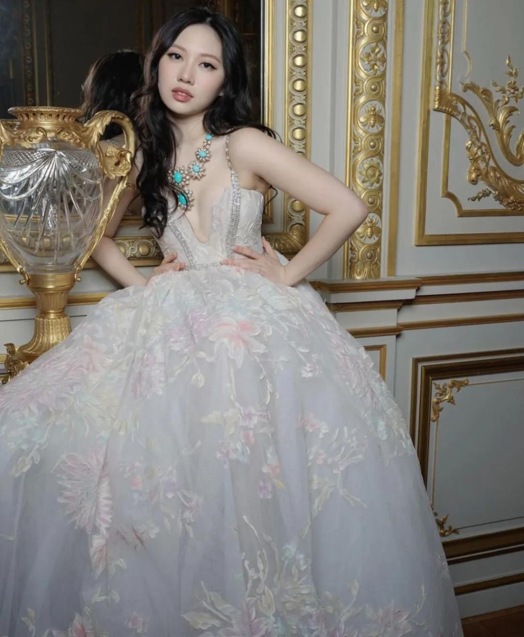 还记得被Jennie搂着的小女孩吗？这叫长残了？