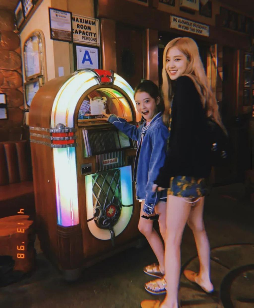还记得被Jennie搂着的小女孩吗？这叫长残了？