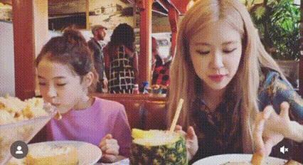 还记得被Jennie搂着的小女孩吗？这叫长残了？