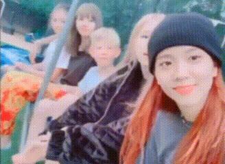 还记得被Jennie搂着的小女孩吗？这叫长残了？