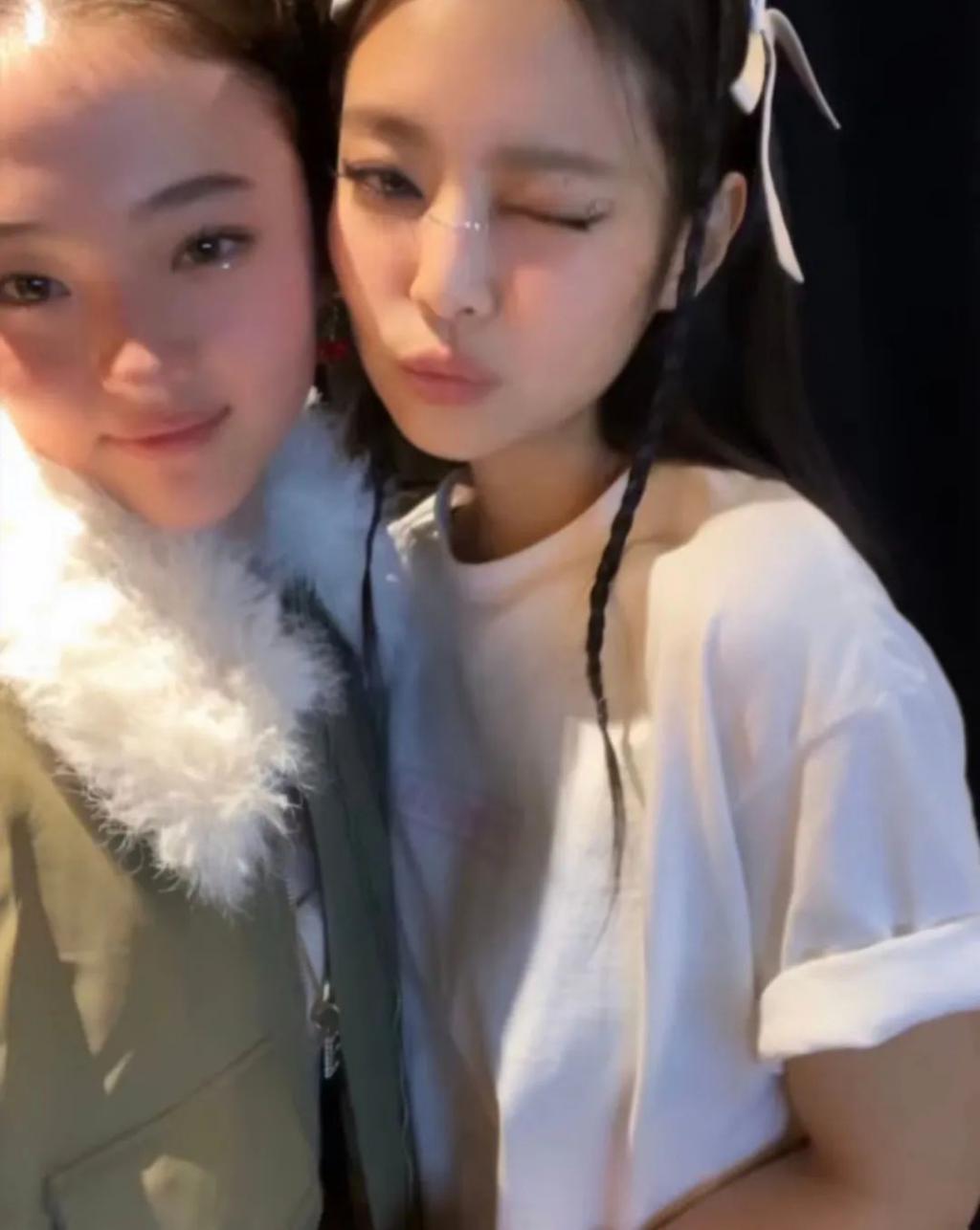 还记得被Jennie搂着的小女孩吗？这叫长残了？