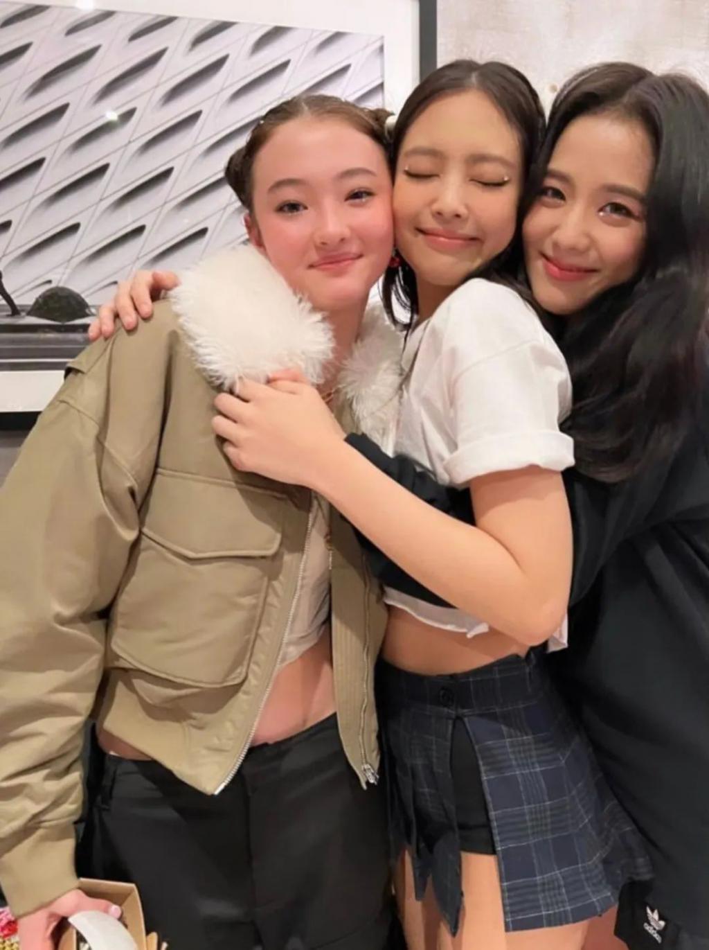 还记得被Jennie搂着的小女孩吗？这叫长残了？