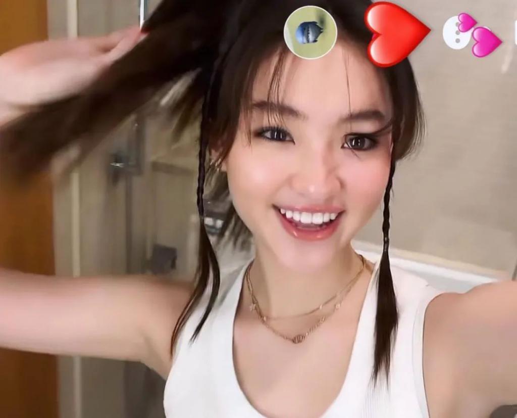 还记得被Jennie搂着的小女孩吗？这叫长残了？