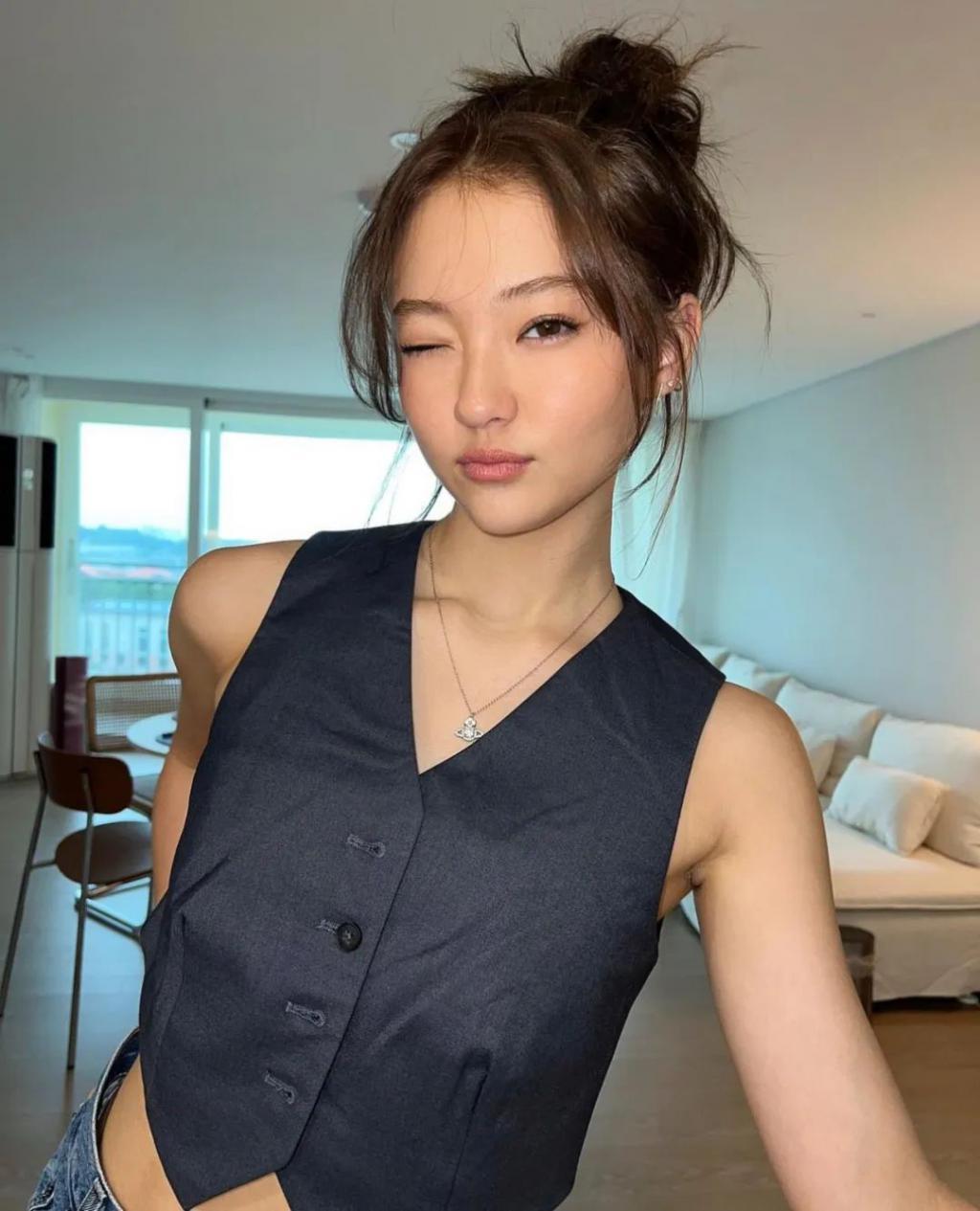 还记得被Jennie搂着的小女孩吗？这叫长残了？