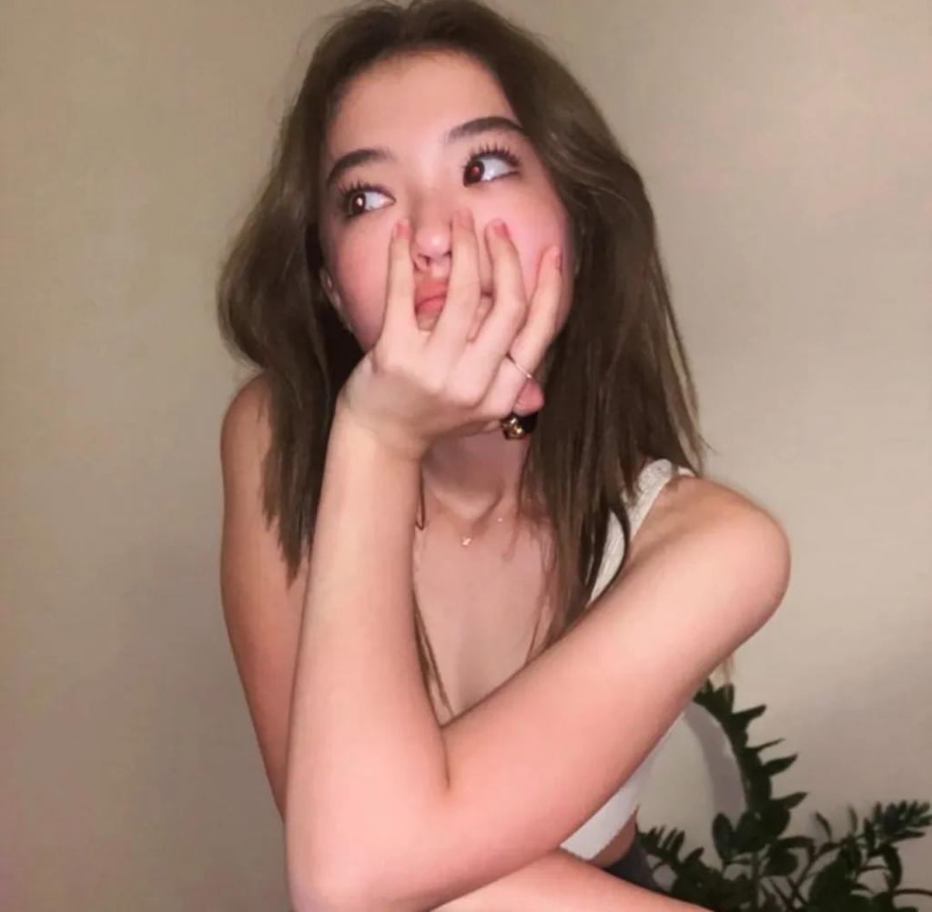还记得被Jennie搂着的小女孩吗？这叫长残了？