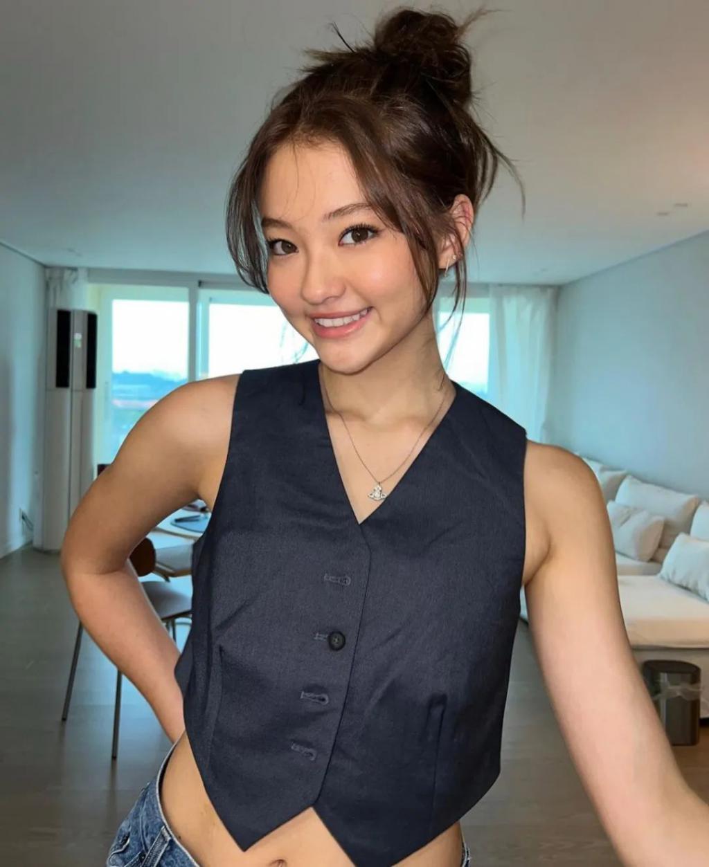还记得被Jennie搂着的小女孩吗？这叫长残了？