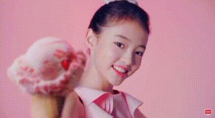 还记得被Jennie搂着的小女孩吗？这叫长残了？