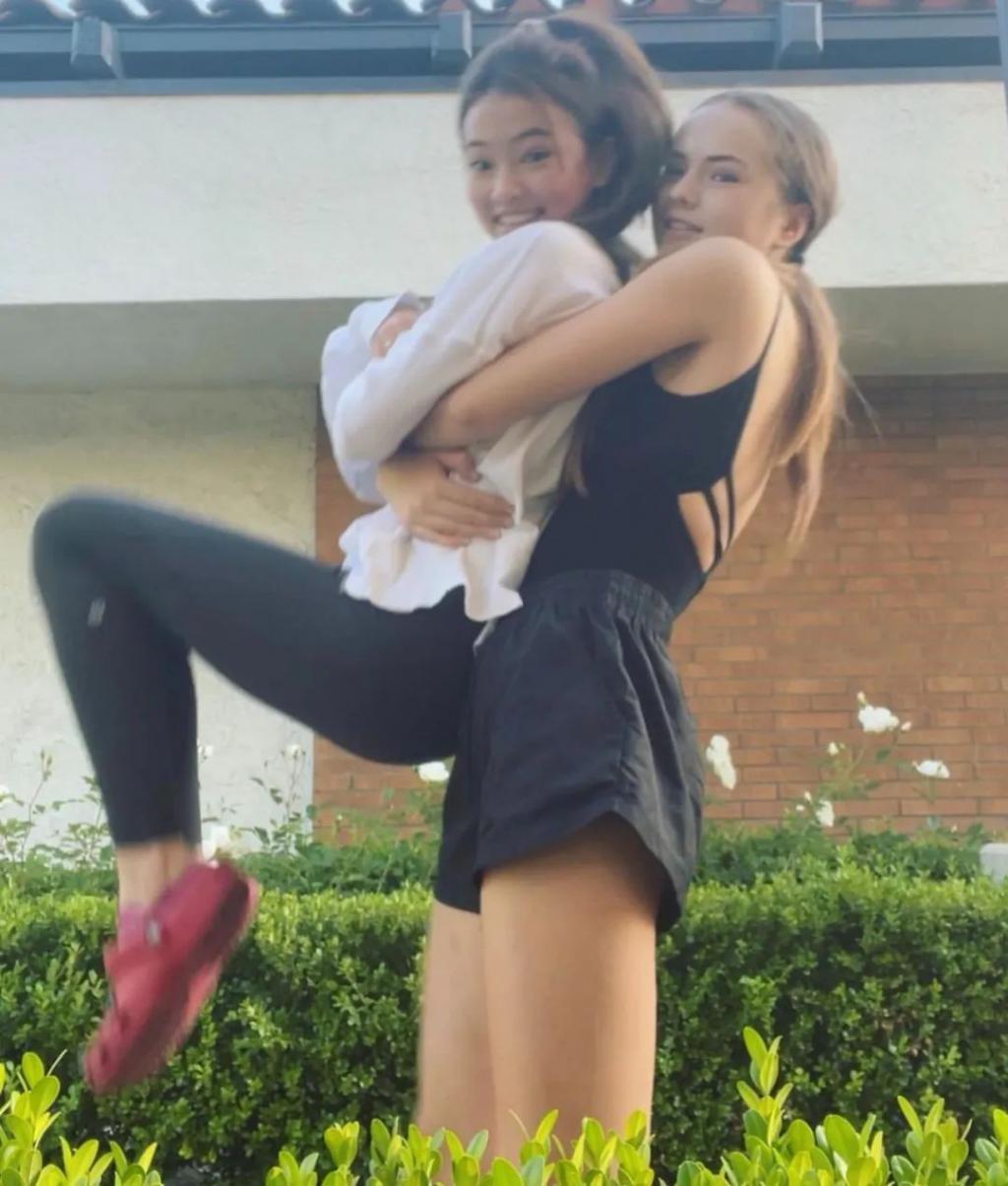 还记得被Jennie搂着的小女孩吗？这叫长残了？