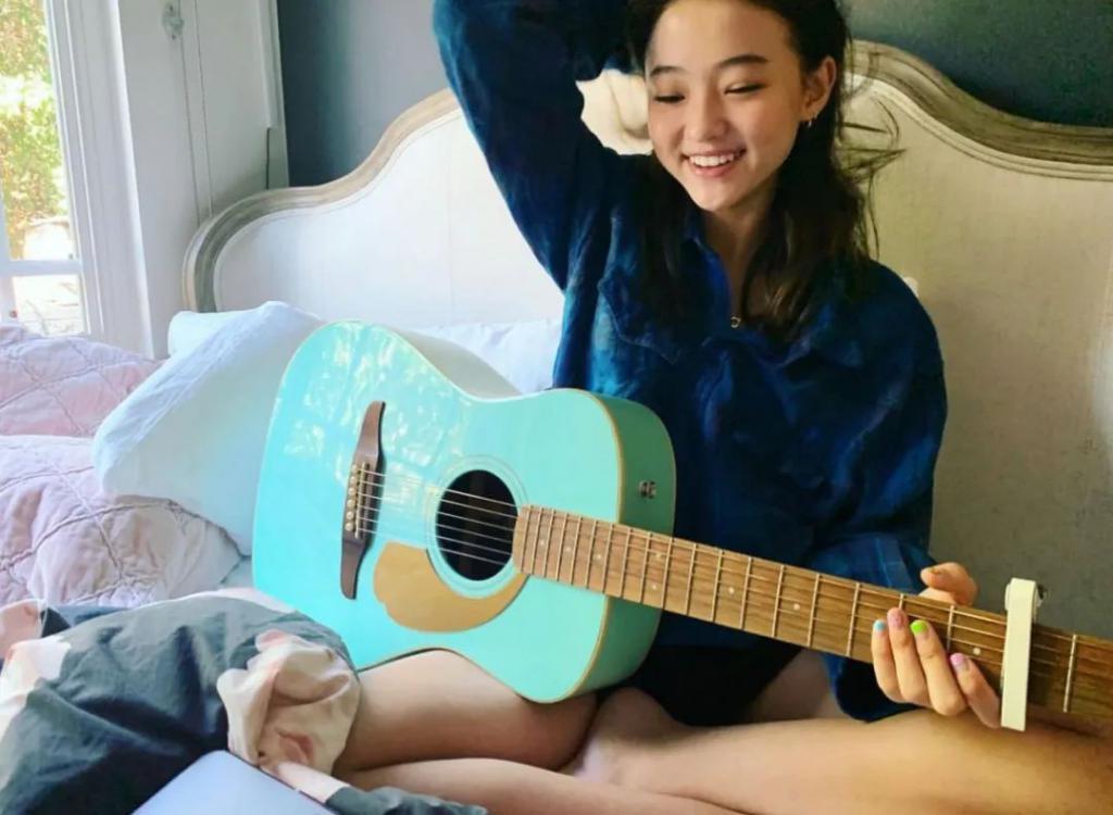 还记得被Jennie搂着的小女孩吗？这叫长残了？