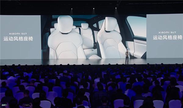 小米汽车SU7内饰首次公布 雷军：坚持保留了几个物理按键