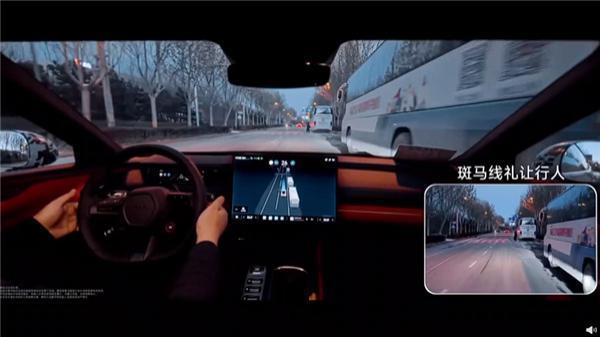 小米自动驾驶一镜到底展示：雪后晚高峰全程0接管