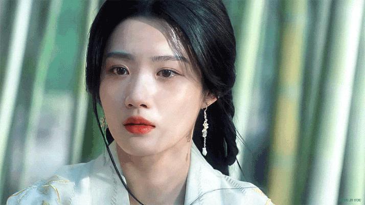 给她做配角，很丢人吗？
