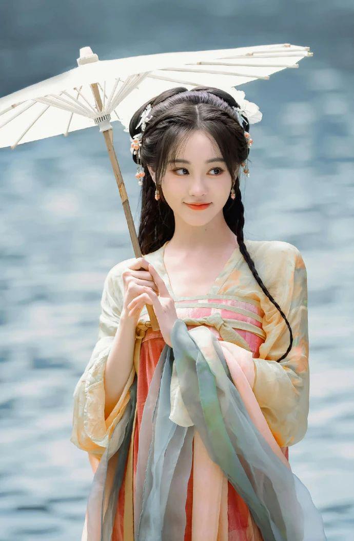 给她做配角，很丢人吗？