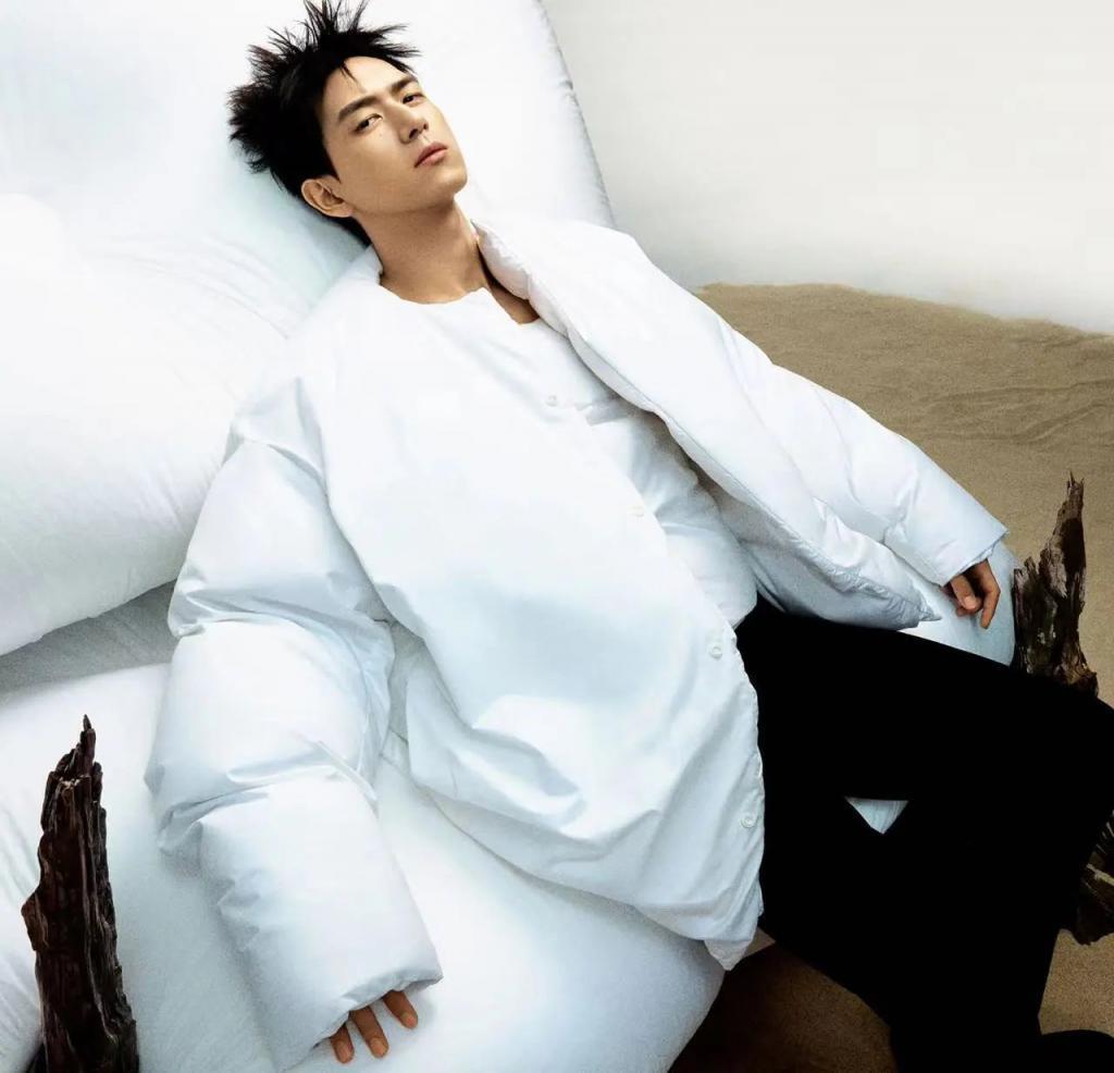 在内娱，他居然丝毫不避讳“谈恋爱”与“看美女”？