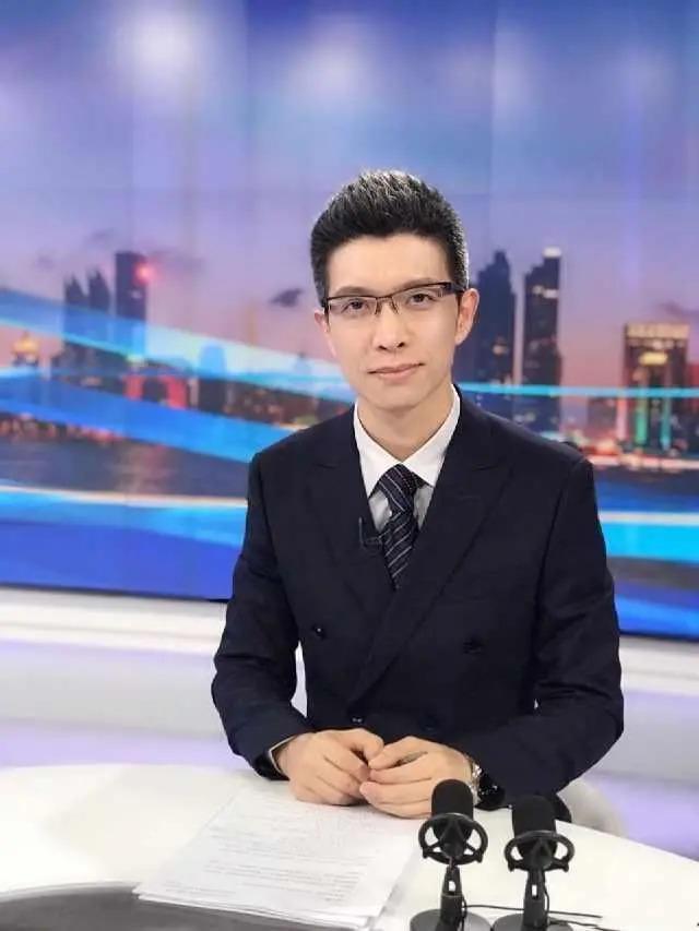 央视“最幽默”的新闻主播，2次高考复读，43岁仍未婚