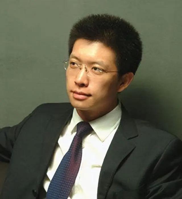 央视“最幽默”的新闻主播，2次高考复读，43岁仍未婚
