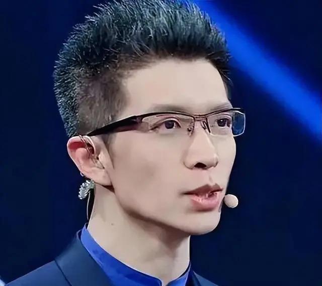 央视“最幽默”的新闻主播，2次高考复读，43岁仍未婚