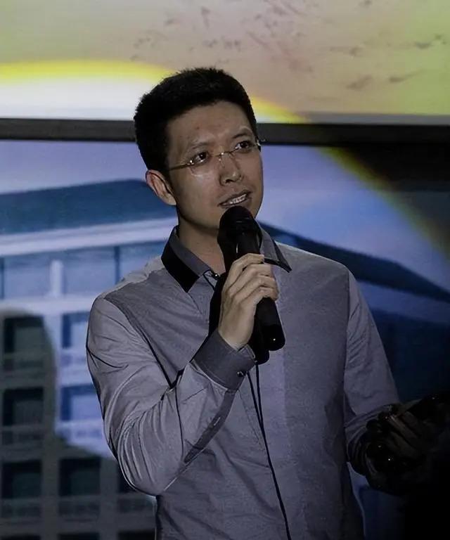 央视“最幽默”的新闻主播，2次高考复读，43岁仍未婚