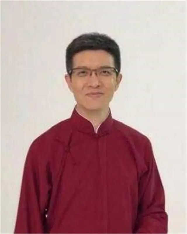 央视“最幽默”的新闻主播，2次高考复读，43岁仍未婚