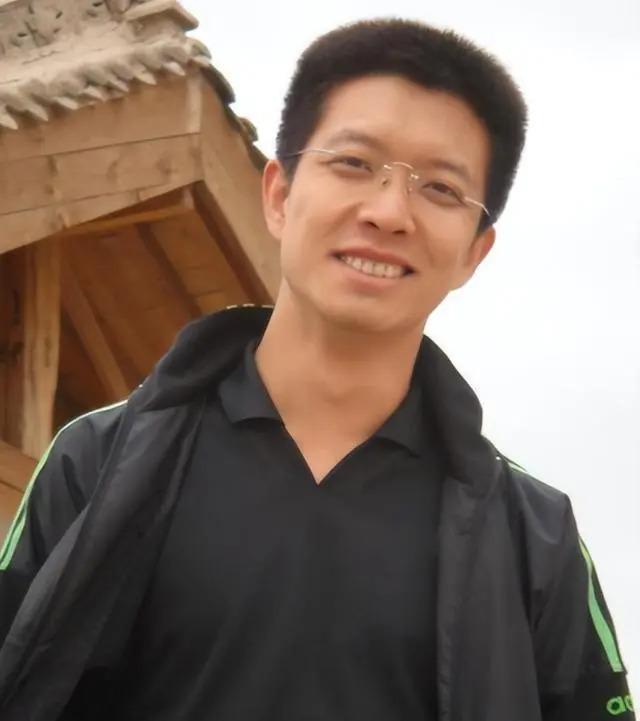 央视“最幽默”的新闻主播，2次高考复读，43岁仍未婚