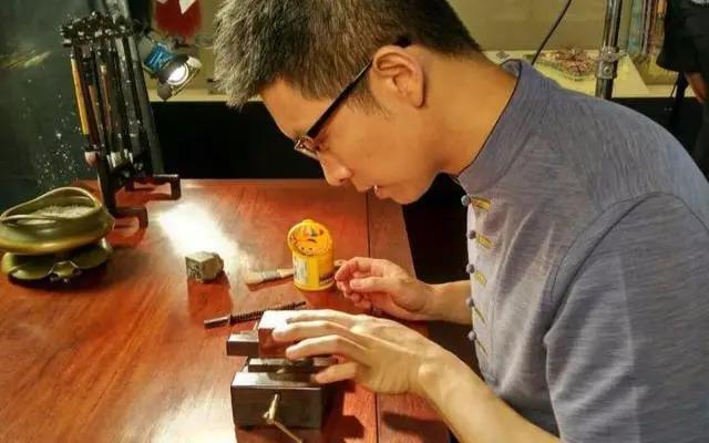 央视“最幽默”的新闻主播，2次高考复读，43岁仍未婚