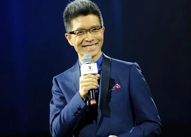 央视“最幽默”的新闻主播，2次高考复读，43岁仍未婚