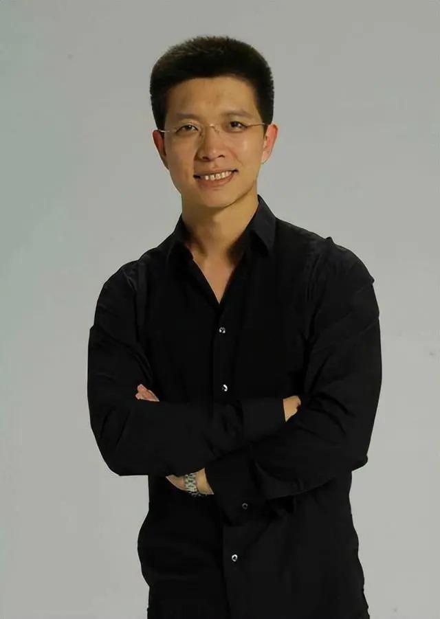 央视“最幽默”的新闻主播，2次高考复读，43岁仍未婚