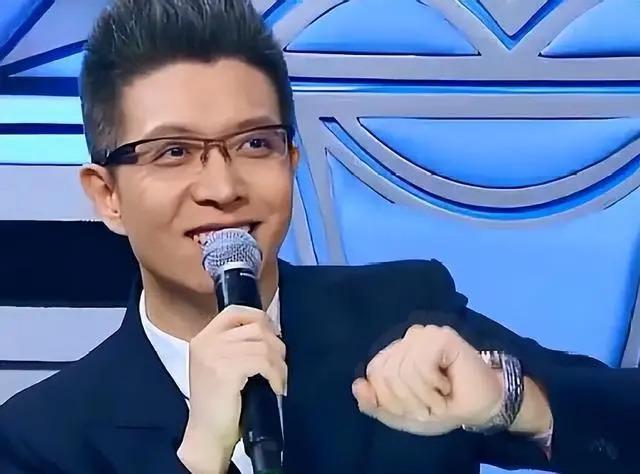 央视“最幽默”的新闻主播，2次高考复读，43岁仍未婚