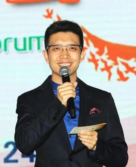 央视“最幽默”的新闻主播，2次高考复读，43岁仍未婚