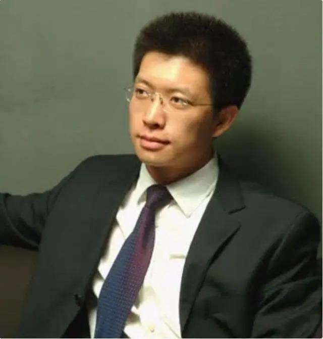 央视“最幽默”的新闻主播，2次高考复读，43岁仍未婚