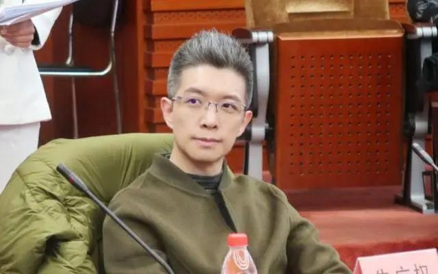央视“最幽默”的新闻主播，2次高考复读，43岁仍未婚